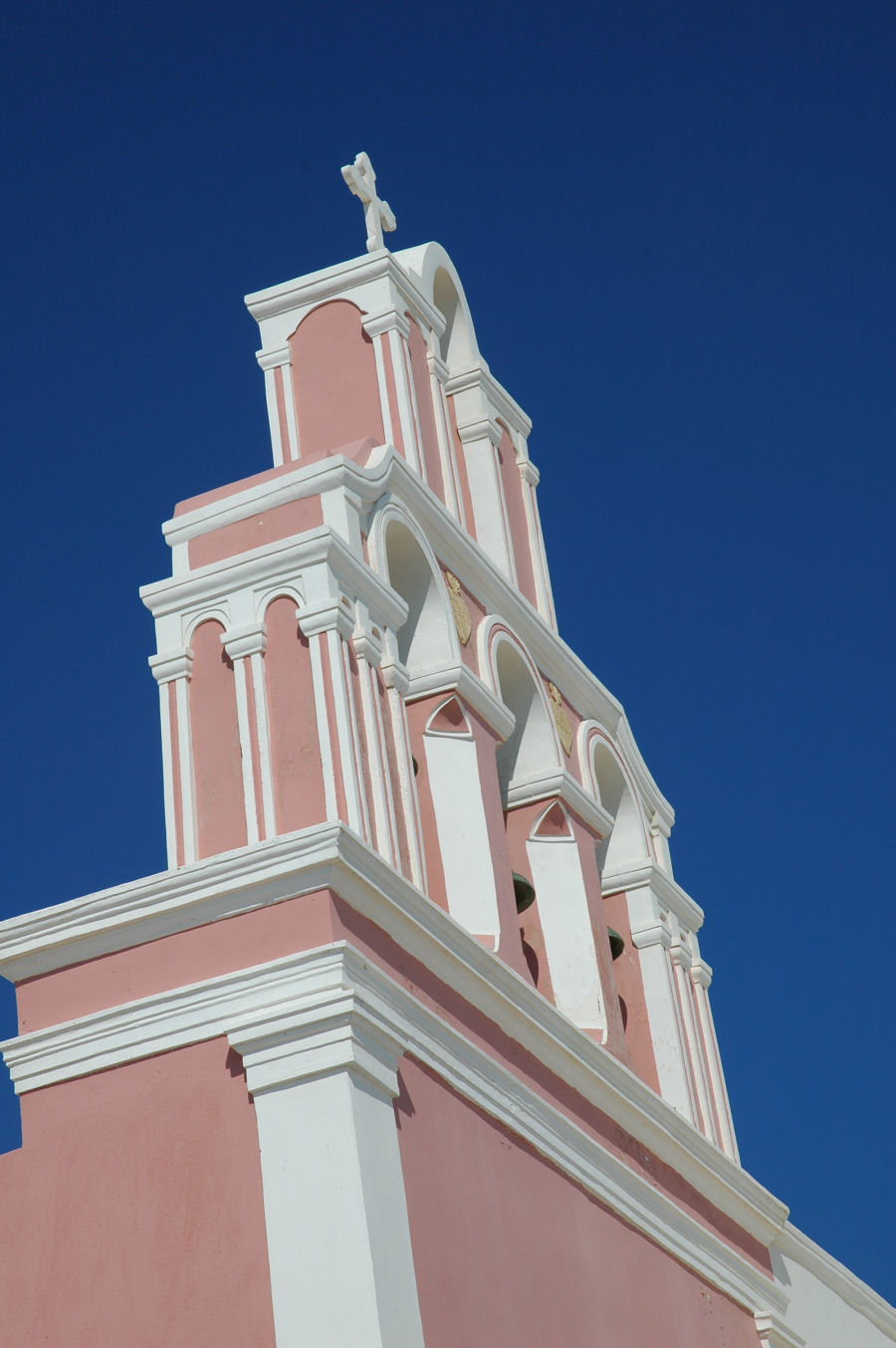 różowy kościół na Santorini
