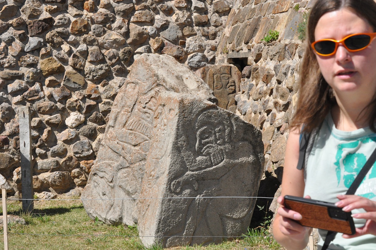 Asia i reliefy w Monte Alban