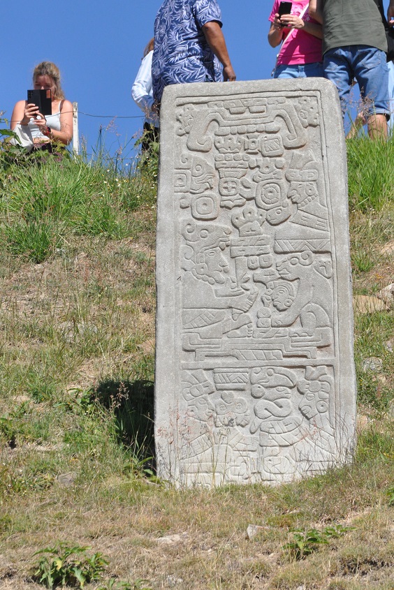 tablica z inskrypcjami
