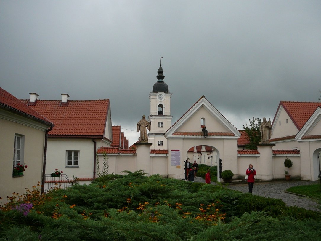 Brama na teren klasztorny