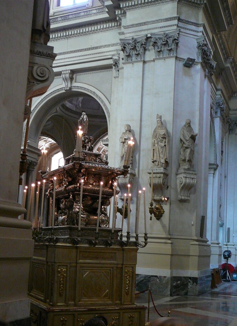 w katedrze
