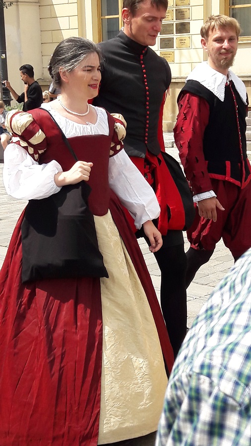 Ela w pochodzie