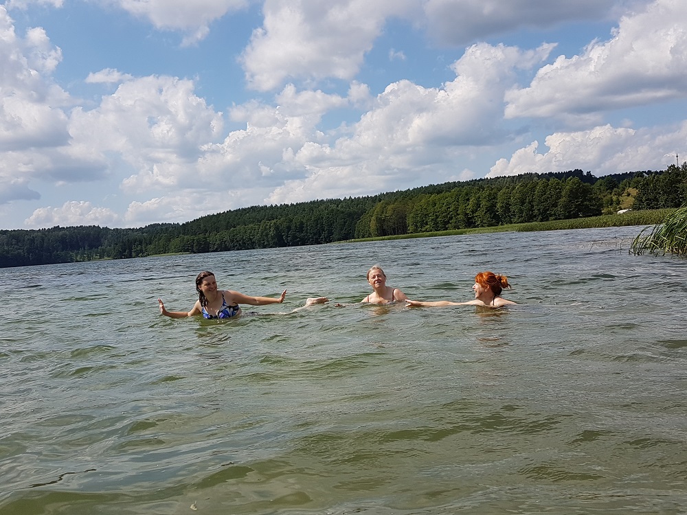 kąpiel w jeziorze